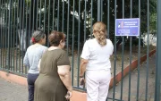 En Urdenor 1, los vecinos aprovechan las rejas para realizar caminatas y charlas.
