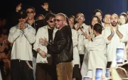 El cantante colombiano J Balvin al finalizar la pasarela inaugural de Colombiamoda, Artisan Gang in The City, el 25 de julio, en Medellín (Colombia).