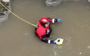 El Cuerpo de Bomberos de Quito mantiene la búsqueda de Lizeth Bunshi, en el Río Machángara.