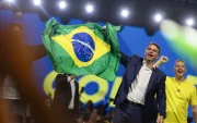El senador Flávio Bolsonaro (2-d) reacciona en la convención nacional del Partido Liberal de Brasil (PL) este sábado 25 de julio, en San Pablo.