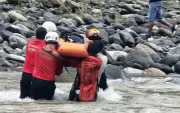 La víctima cayó en una zona de quebrada y ríos, lo que dificultó las labores de auxilio.