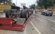 Un tráiler se volcó en la vía a la costa y bloqueó el tránsito hacia Chongón durante la mañana de este lunes.