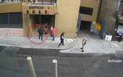 Una cámara de seguridad registró el paso de Héctor Vinicio Rojas antes de su desaparición en el Centro Histórico de Quito.