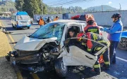 Bomberos de Quito rescataron a una persona atrapada tras el choque entre dos vehículos registrado en la av. General Rumiñahui, puente 3.