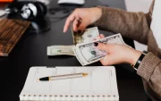 Los beneficiarios cuya cédula termina en 7 pueden retirar este 27 de julio el Bono de Desarrollo Humano en los puntos de pago autorizados por el MIES.