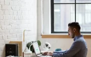 Un trabajador cumple su jornada laboral a través del teletrabajo.
