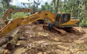 En Tena y en Yanzaza, epicentros de la minería ilegal amazónica, comprar una excavadora de 250 mil dólares es, según los reporteros, tan fácil como comprar una moto.