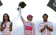Richard Carapaz, del EF Education-EasyPost, celebra en el podio como el ciclista más combativo del Tour de Francia 2026 con el maillot de la montaña.