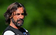 Andrea Pirlo dirige una sesión de entrenamiento del United FC durante una práctica del primer equipo.