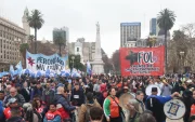 Integrantes de movimientos de izquierda, este 27 de julio de 2026, en la Plaza de Mayo, en Buenos Aires (Argentina).
