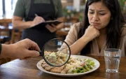 Referencial. La legislación ecuatoriana protege a los consumidores que reciben alimentos en mal estado en restaurantes.