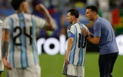 El entrenador de Argentina Lionel Scaloni (d) con Lionel Messi (2d), durante un partido del Mundial de Estados Unidos, México y Canadá.