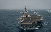 Buques de guerra de la Armada estadounidense desplegados en Medio Oriente, en fotografía difundida por el Comando Central