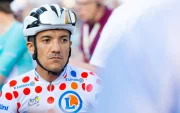 Richard Carapaz (EF Education-EasyPost) participa en el critérium de Boxmeer con el maillot de la montaña del Tour de Francia.