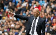 Zinedine Zidane, cuando estaba al frente del banquillo del Real Madrid, durante un partido.