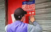 Imagen mejorada con IA: Durante la inspección técnica, los funcionarios encontraron una grave infestación de plagas, con cucarachas vivas.