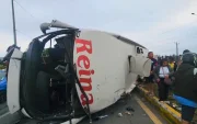 El siniestro de tránsito del bus ocurrió a la altura del redondel en Lomas de Sargentillo.