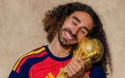 Marc Cucurella celebra con el trofeo tras la conquista del Mundial.