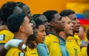 Kendry Páez (izq.) junto a sus compañeros de la selección de Ecuador antes de un partido del Mundial 2026.