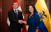 Daniel Noboa y Keiko Fujimori estrechan manos en Lima durante el acuerdo binacional.