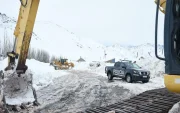 Trabajadores gubernamentales y agentes de policía despejan una carretera afectada en la frontera entre Argentina y Chile, el 26 de julio de 2026.