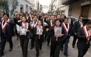 Congresistas de Perú sostienen carteles tras abandonar el Congreso segundos antes de que, Keiko Fujimori, iniciara su discurso a la nación, este martes, en Lima (Perú).