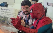 Spider-Man sorprendió con una visita a la redacción de EXPRESO antes del estreno de Spider-Man: Brand New Day.