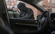 Referencial. El asaltante rompió el vidrio para sustraer las pertenencias.
