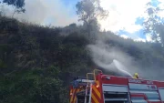 Bomberos atienden incendio en Conocoto y cierran la avenida Camilo Ponce Enríquez en ambos sentidos