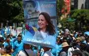 Una personas sostiene un cartel con la imagen de la premio nobel de la paz María Corina Machado este martes, durante una manifestación en Caracas (Venezuela).