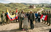 Dos generaciones rinden homenaje a la memoria en la frontera entre Ecuador y Perú.
