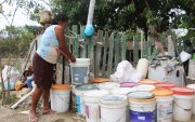 Al pie de las viviendas de los comuneros han ubicado baldes para abastecerse de líquido en los momentos en que les llega el agua a las llaves