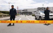Agentes de policía resguardan el acceso al centro comercial en Kumamoto tras el sismo en Japón.