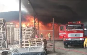 Bomberos de Durán intentan controlar las llamas en el interior de la bodega.