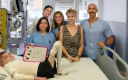 Leo, acompañado por médicos y familiares, celebra un nuevo avance en su tratamiento contra la piel de mariposa.