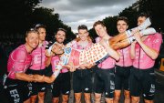 El ciclista ecuatoriano Richard Carapaz cargado en brazos por todos los compañeros de su equipo.