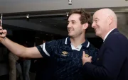 Gianni Infantino interactúa con aficionados durante una actividad del Mundial de la FIFA 2026.