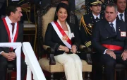 La presidenta del Perú, Keiko Fujimori (c), asiste al tradicional desfile cívico-militar con motivo de los 205 años de la independencia de Perú este miércoles, en Lima (Perú).