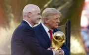 Imagen en la que puede verse al presidente de la FIFA, Gianni Infantino (i), y al presidente de Estados Unidos, Donald Trump (c), con el trofeo del Mundial de la FIFA 2026.