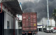 La columna de humo fue reportada en redes sociales por los moradores de la zona.