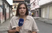 Paula Kuhn, reportero de Teleamazonas, durante la transmisión en vivo.