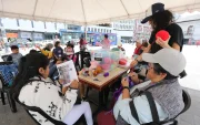 Participantes de distintas edades se reúnen cada viernes para conversar y tejer. Es el taller más concurrido.