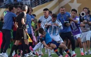 Leandro Paredes (c) de Argentina empuja a Gavi (c-abajo) de España al terminar la final del Mundial de la FIFA 2026.