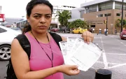1. Deuda. Con un fajo de facturas en sus manos, Estefanía muestra el peso económico de más de un año de tratamientos.