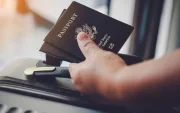 Pasaporte sobre una maleta, símbolo del documento que en Ecuador tiene un costo definido en 2026.