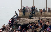 Miles de jóvenes marroquíes llegaron este jueves a la frontera entre Castillejos (Marruecos) y Ceuta.