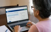 Una foto creada por la inteligencia artificial de una persona de 65 años de edad solicitando la devolución del IVA.