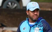 Javier Carvajal dirige una sesión de entrenamiento con el primer equipo del Manta FC durante su etapa como director técnico del club.