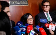Angie Rodríguez habla con periodistas tras presentar una denuncia ante la Comisión de Acusación de la Cámara de Representantes contra el presidente Gustavo Petro