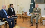 El ministro de Interior iraní, Eskandar Momeni (i), reunido en Islamabad con el primer ministro paquistaní, Shahbaz Sharif (d).